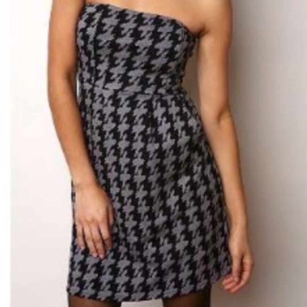 🏵URBAN OUTFITTERS🏵 STRAPLESS HOUNDSTOOTH DRESS🏵